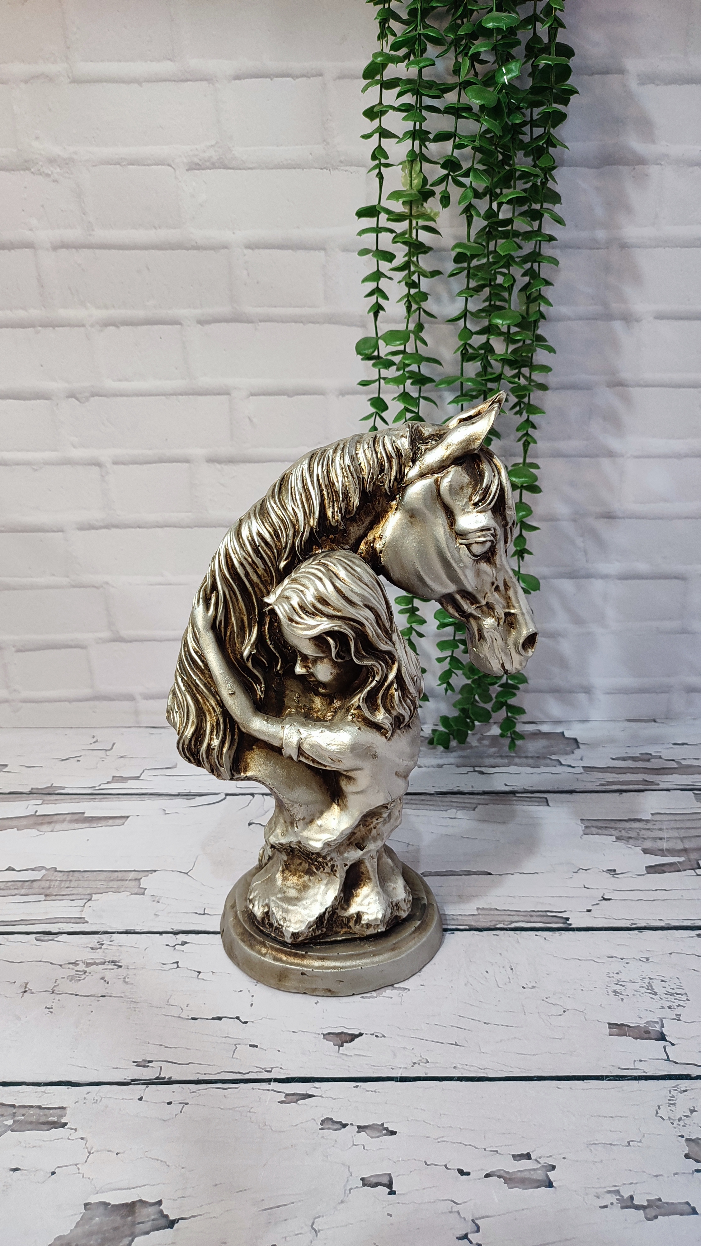 مجسمه ی دختر در بغل اسب