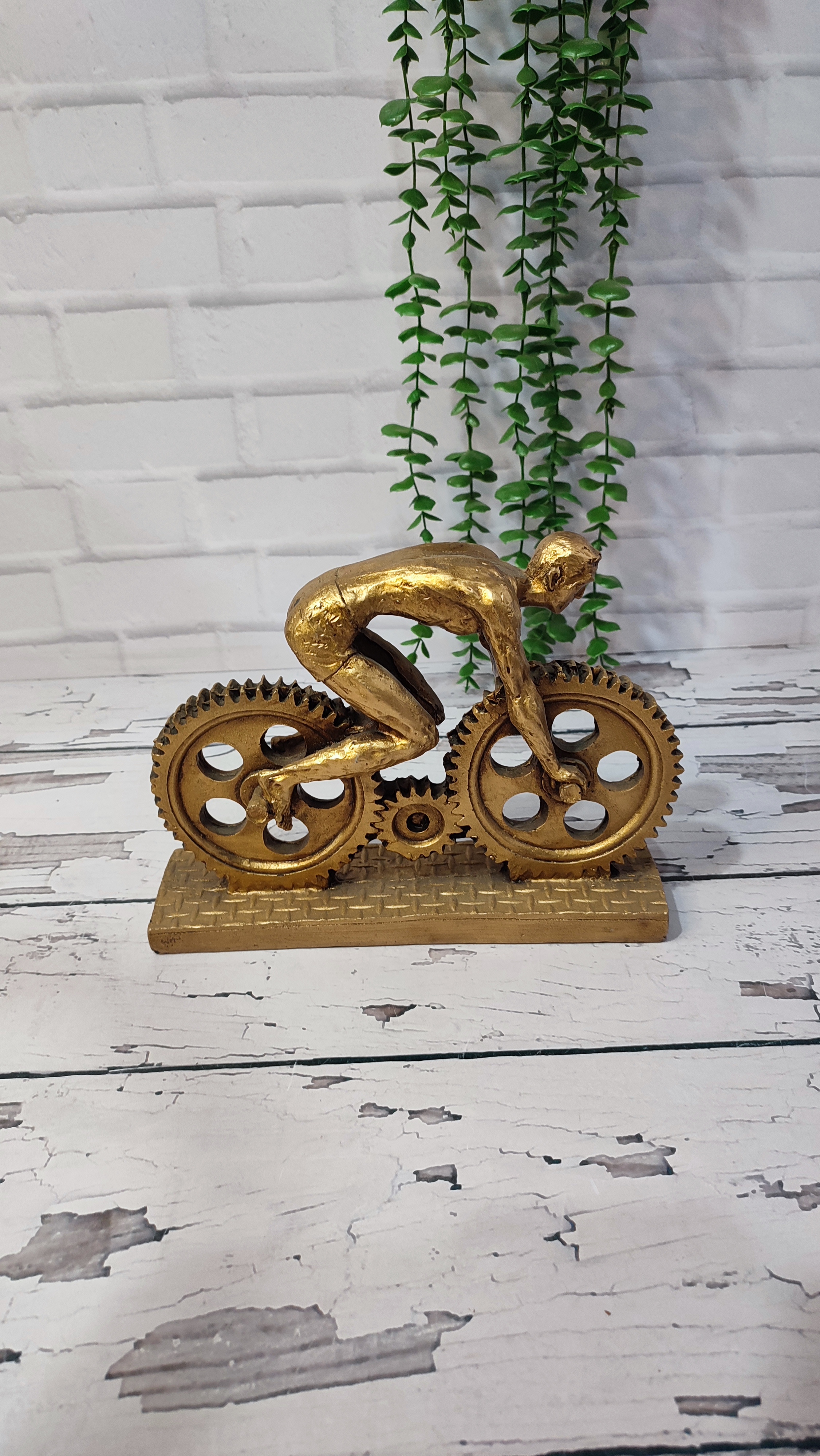 مجسمه ی دوچرخه سوار