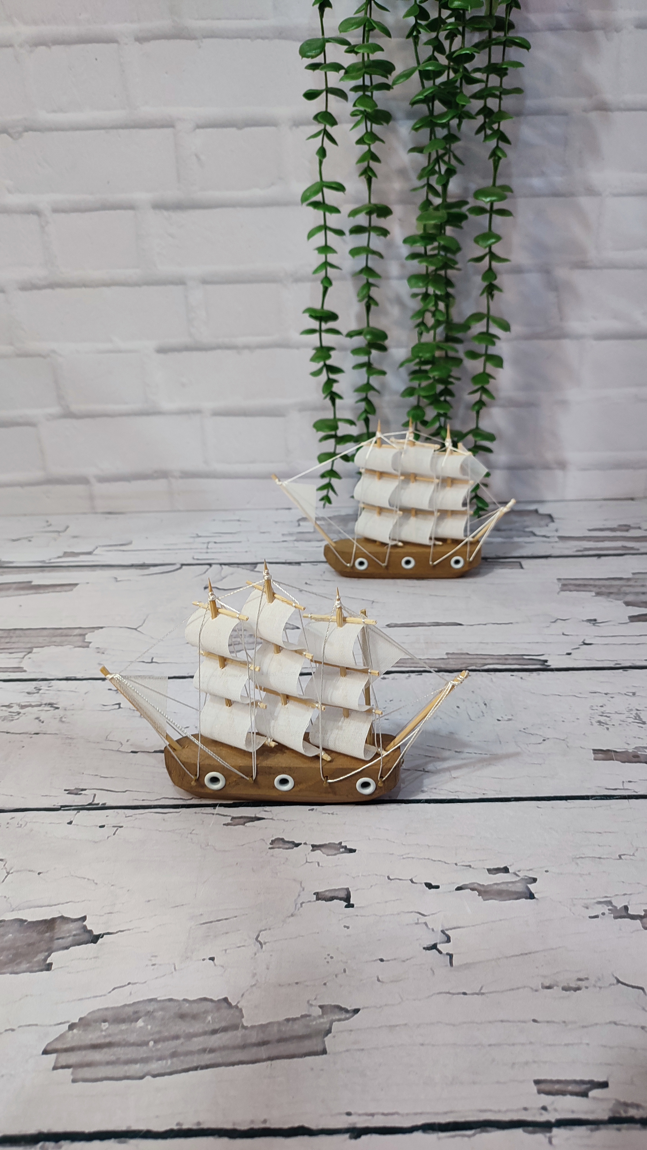 کشتی کوچک بادبانی رنگ سفید