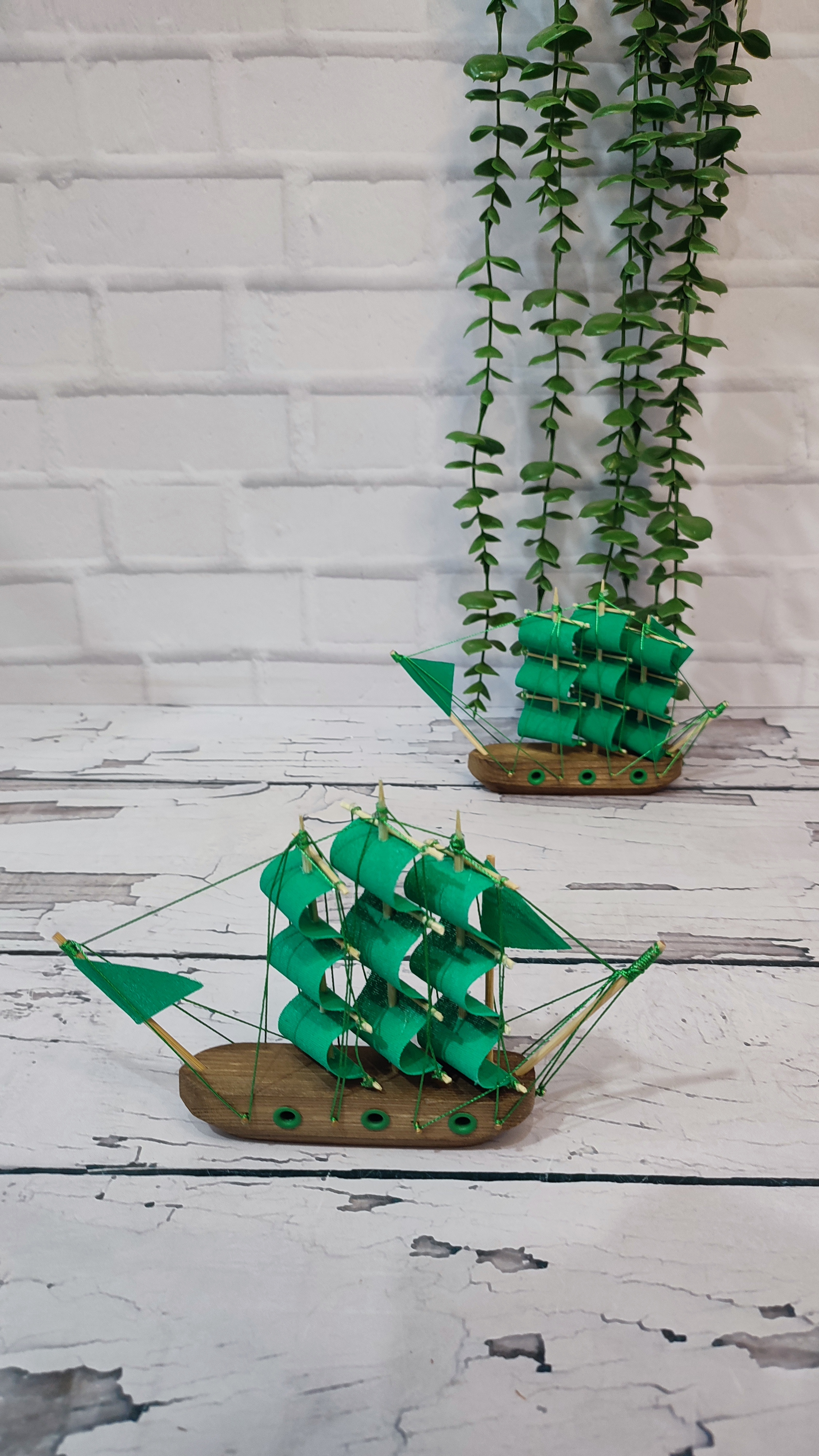 کشتی کوچک بادبانی رنگ سبز