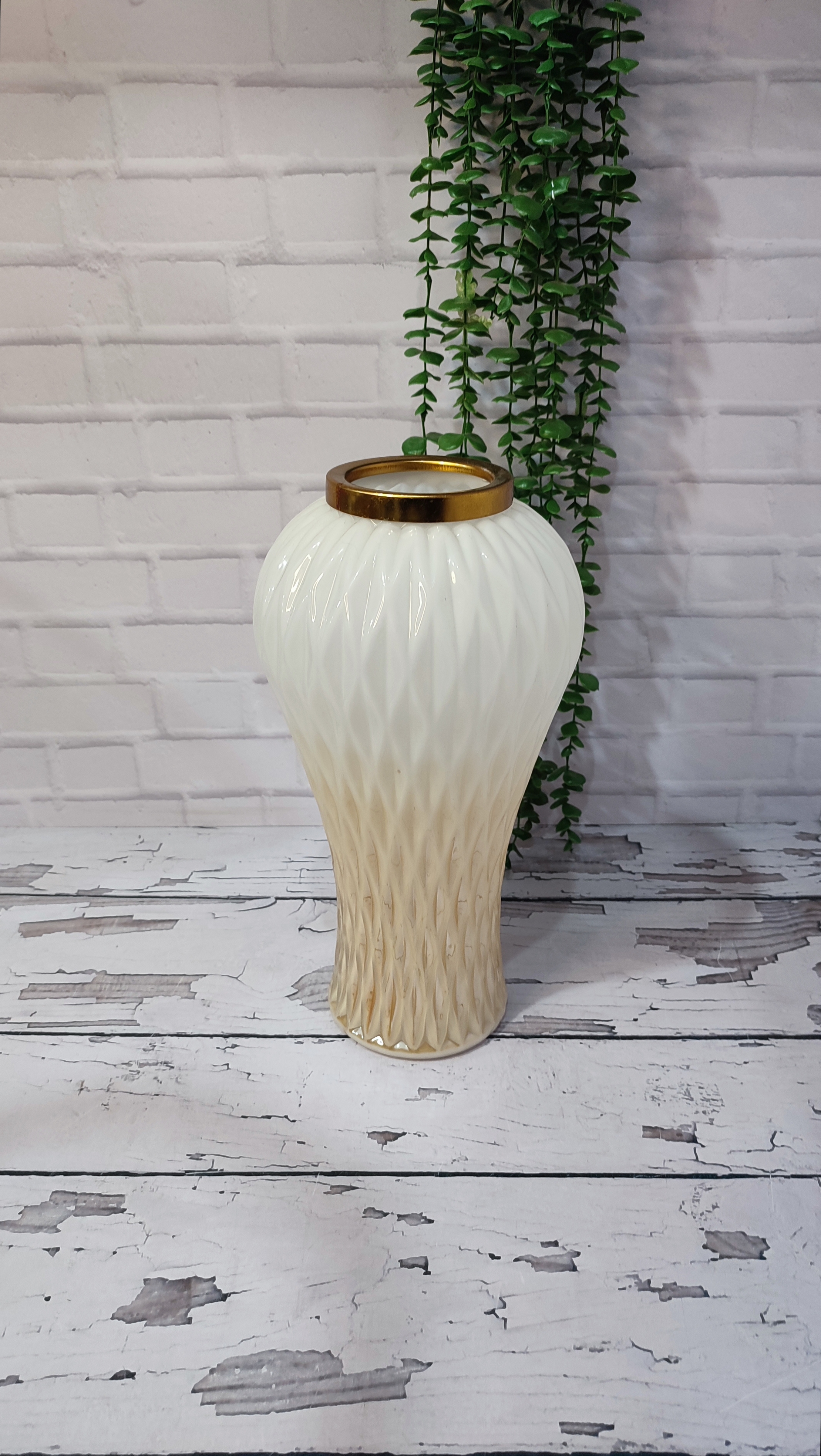 گلدان شیشه ای کمر باریک