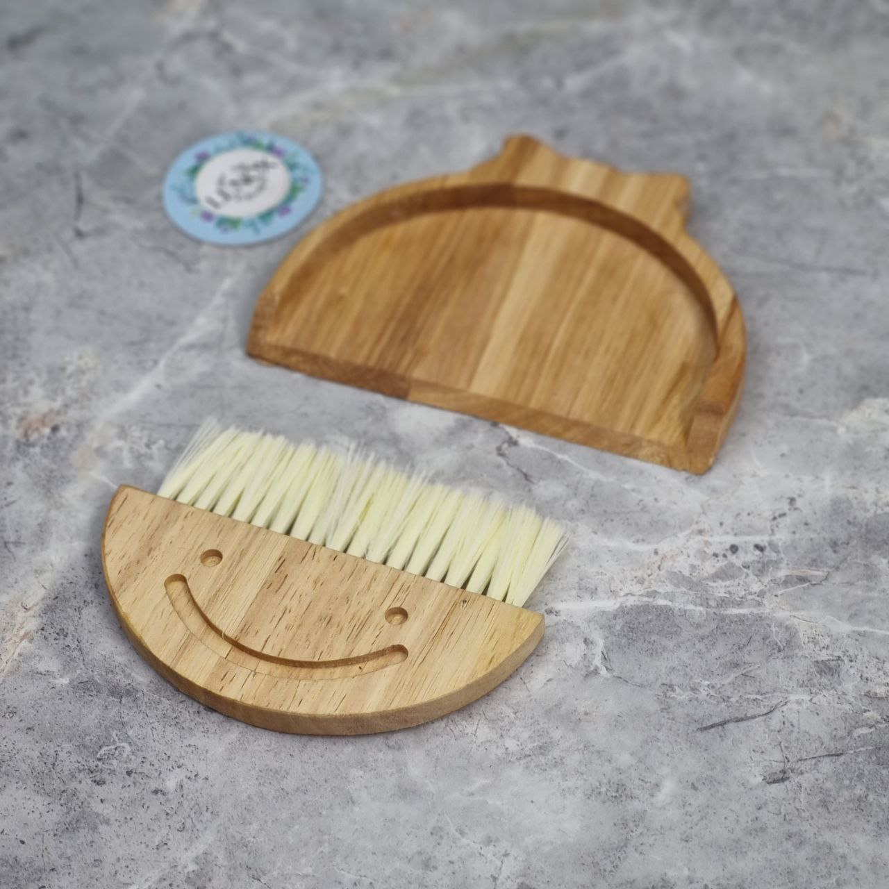 برس رو میزی لبخند