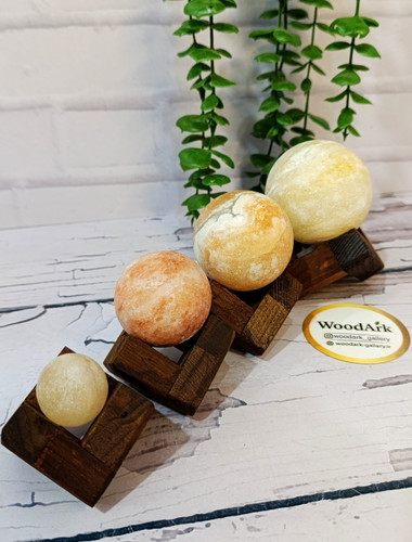 سنگ نمک گرد به همراه پایه